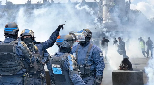 Protests at 500 different locations in France! Clashes broke out between police units and demonstrators.