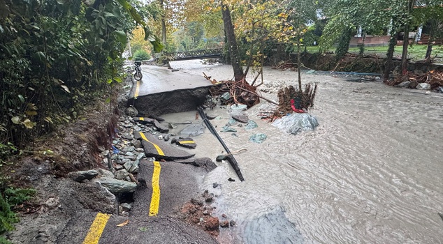 Flood hit Sapanca! Bridges collapsed, roads caved in, bungalows were damaged.