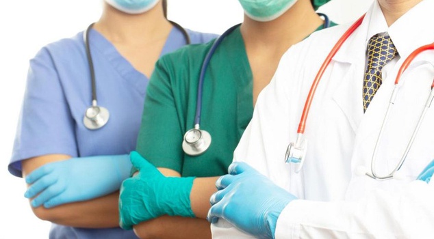 In 2027, 31,054 contracted healthcare personnel will be employed.