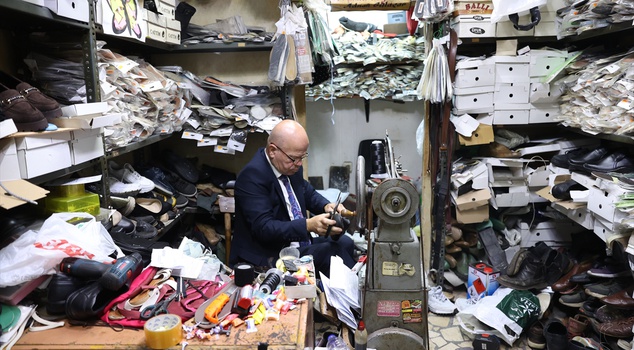 The shoe shop is also the headman’s office! In Vize, a father and son have been running the neighborhood for half a century.