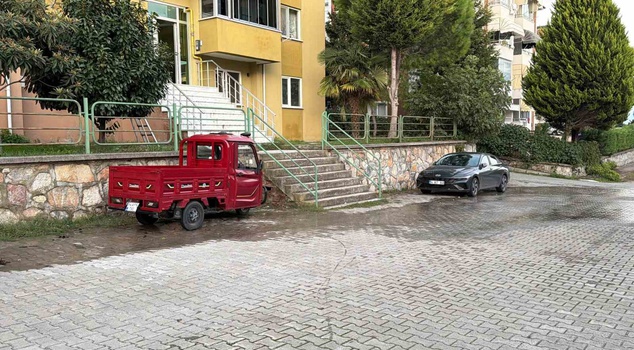 In Adapazarı, a man who came to collect his last belongings from the house he had moved out of was shot dead by his downstairs neighbor with whom he had a feud.