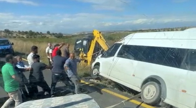 في آديامان، أنقذوا حافلة صغيرة دخلت في منحدر وظلت معلّقة، بسحبها بواسطة الحبال.