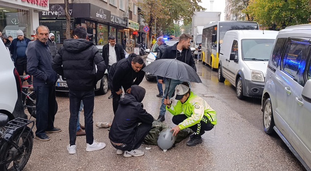 In İnegöl, a female police officer held an umbrella over an injured person lying on the ground in the rain! She did not leave the injured person's side until the ambulance arrived.