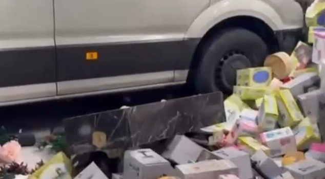 A minibus that lost control in Bursa crashed into a glassware store! Two customers narrowly escaped being crushed under the vehicle.