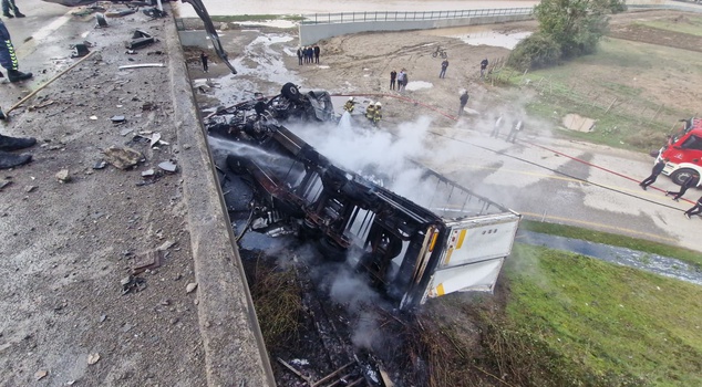 Horror in Düzce on the Anatolian Motorway! A truck that crashed into a car flew off the bridge and caught fire; the driver jumped out at the last moment.