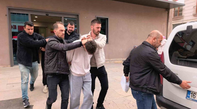 في إينغول، توفي إمره أجار البالغ من العمر 18 عامًا في مشاجرة بسبب فتاة! وألقي القبض على المشتبه به في المستشفى الذي جاء إليه لرؤية أصدقائه المصابين.