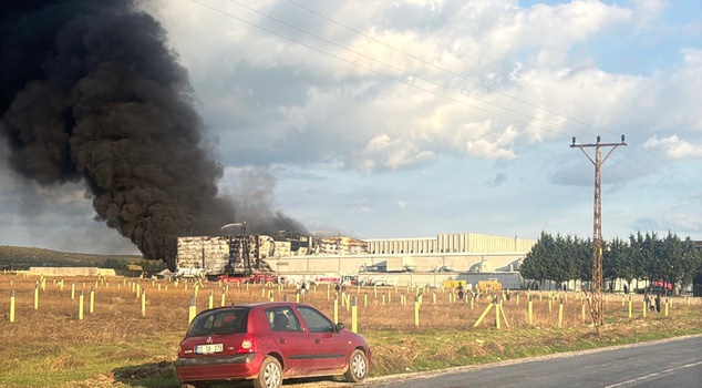 Major fire at a pharmaceutical factory in Kırklareli! Firefighter teams dispatched from neighboring provinces.