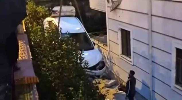 Unbelievable accident in Sakarya! The out-of-control car crashed into an apartment on the second floor of the building.