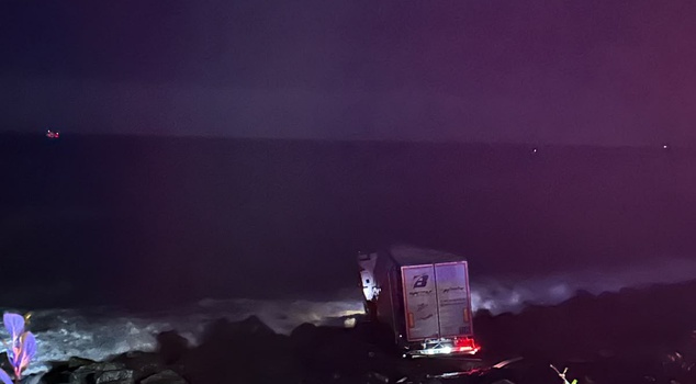 In Artvin, a truck that went out of control stopped on the rocks, meters away from falling into the sea.