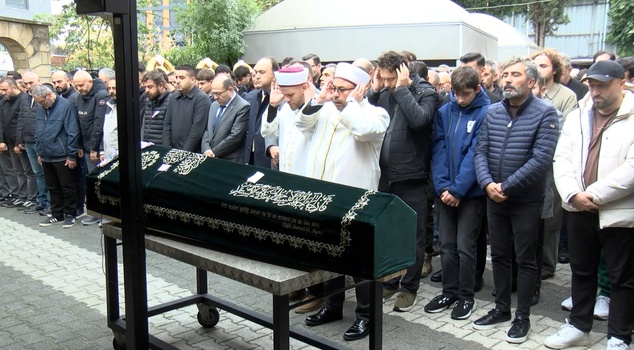 تم دفن غولجه دورا، الطفلة البالغة من العمر 5 سنوات، التي لقيت حتفها في المبنى المنهار في مالتِبه! وقد أُحضرت الأم إلى الجنازة على نقالة.