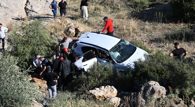A car at an observation terrace in Antalya rolled down 30 meters! Eyewitness: The vehicle flew down.