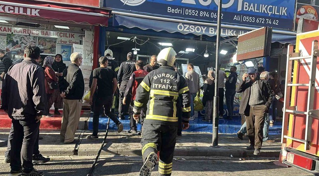 حريق في مدخنة محل لبيع الأسماك في بوردور! لم تتوقف مبيعات السمك أثناء إخماد رجال الإطفاء.