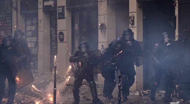 Streets in France have turned into ruins! Government responds to state of emergency question