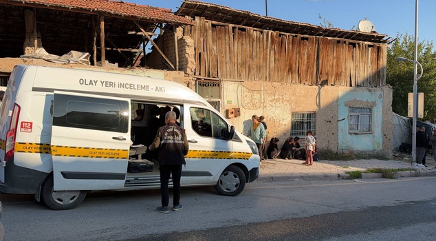 In Malatya, a man who returned to his father's house stabbed the mother of his three children in her bed! The mother, who tried to protect her daughter, was also injured.