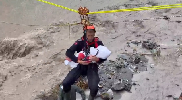 The AFAD chief who rescued 8-month-old baby Zeynep, who was stranded in a flood in Sapanca, sang a lullaby and put her to sleep! He recounted those moments.