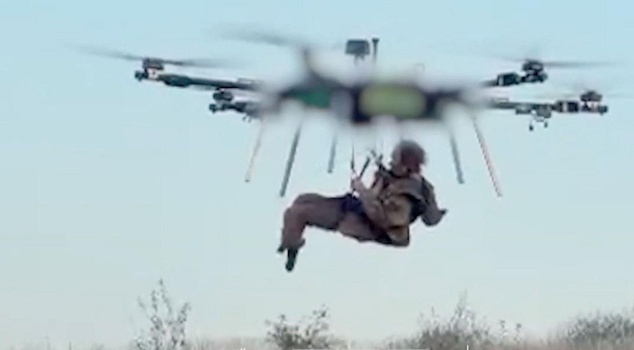 A first on the Ukrainian front: a wounded soldier surrounded by mines was evacuated by drone.