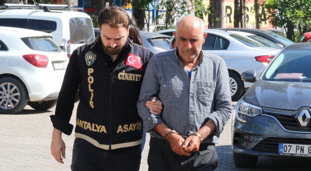 В Анталье перед судом предстал дядя, обвиняемый в убийстве своей племянницы семью пулями у нотариуса! Амине вышла замуж 3 дня назад.