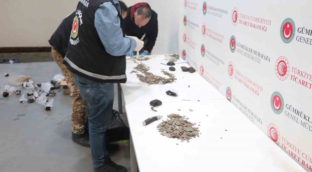 В кухонном шкафу грузовика, направлявшегося в Грецию, обнаружили 5 685 монет! В Эдирне изъято 7 160 исторических артефактов.