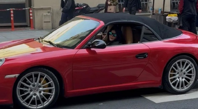 Feyza Civelek was spotted in Nişantaşı with her car worth 9 million.