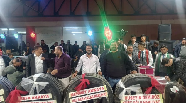 في أفيون قره حصار، قُدِّمت أربعة إطارات شاحنات كهدية للعريس الذي يعمل في النقل أثناء حفل إهداء الحلي.
