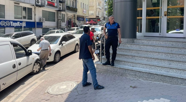 في بيلاجيك، قال «طفلي مريض» وحاول بيع مجلات! وتبيّن أن سيارتين مسجلتان باسم زوجته