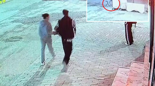 ضرب القطة التي كانت تأكل الطعام بحجر! وواصل طريقه وكأن شيئًا لم يحدث