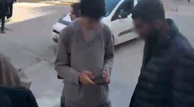 بيع سبحة بالإكراه لطالب في إسكي شهير! مواطن تظاهر بأنه يعرفه أنقذ الشاب