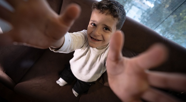 مؤمن، الطفل البالغ من العمر خمس سنوات الذي فقد ساقيه في غزة، تشبث بالحياة في تركيا! يظن أن جدته هي أمه.