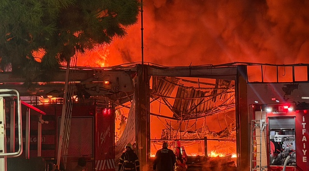 Major fire at a battery factory in Manisa OIZ! Numerous firefighting teams have been dispatched to the area.