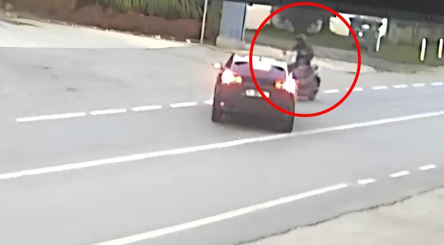 حادث تصادم بين دراجة نارية وسيارة تم التقاطه بالكاميرا