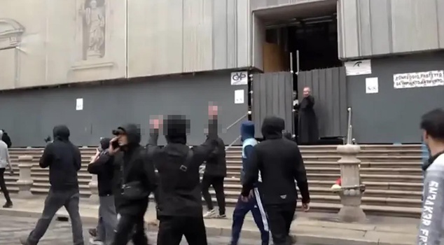 الكاهن الذي أدخل السياح إلى الكنيسة أشار إشارة مسيئة إلى النشطاء!