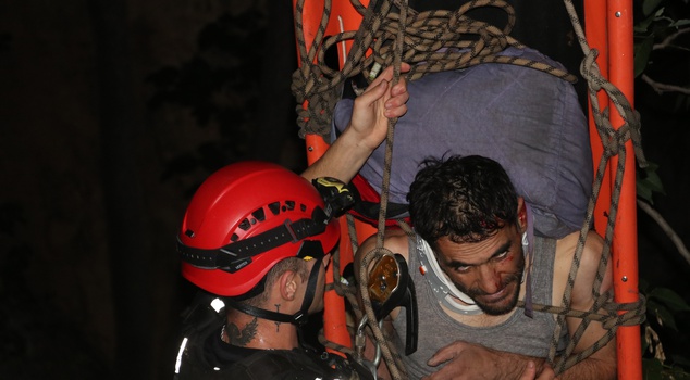 He fell 25 meters down from the bridge in the park in Antalya! The rescue operation lasted 2 hours.
