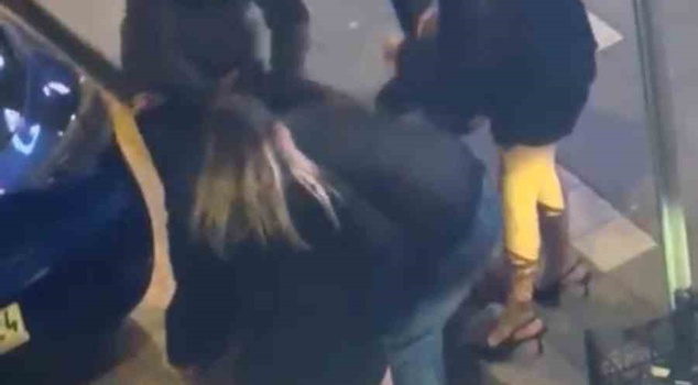 عراك في منتصف الشارع في بولو! سحلت النساء بعضهن بعضًا على الأرض.