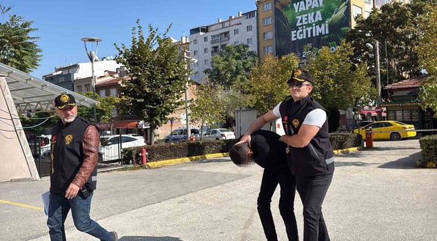 Он заставил ученика купить чётки! Когда его поймали, ему назначили домашний арест.