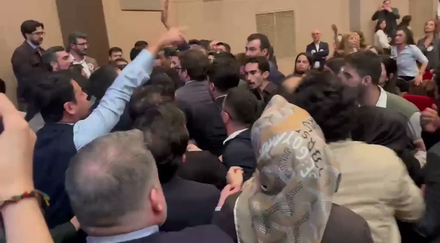 Fists flew at the Istanbul Bar Association general assembly! Brawl after LGBT+ flag and 'Down with PKK' slogan