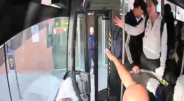 في نيغده، أوصل السائق طالبًا تدهورت حالته الصحية في الحافلة إلى قسم الطوارئ! تلك اللحظات مصورة بالكاميرا.