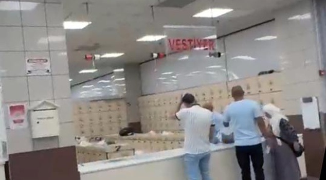 في سنجان، قام سوق سلسلة بلصق شريط لاصق على حقائب الزبائن وقفلها في خزانة! أرسلت البلدية إشعارًا، وتم إلغاء الإجراء.