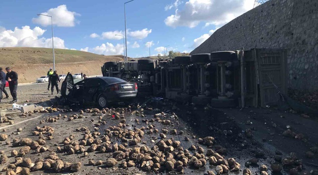 A truck loaded with sugar beets crushed a car in Ağrı! 4 people lost their lives.