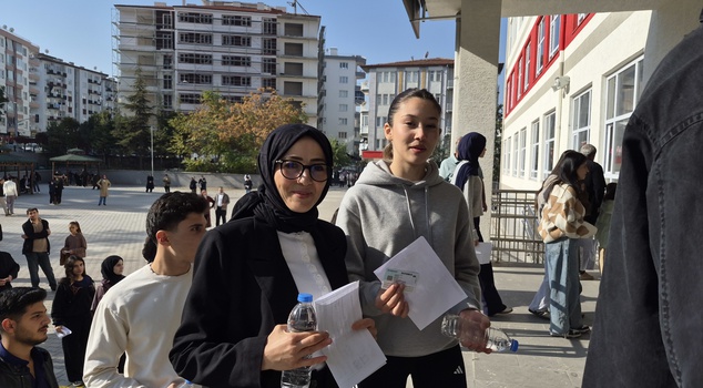 في ملاطية، دخلت الأم وابنتها امتحان KPSS في المدرسة نفسها! ساعدت ابنتها والدتها في التحضير.
