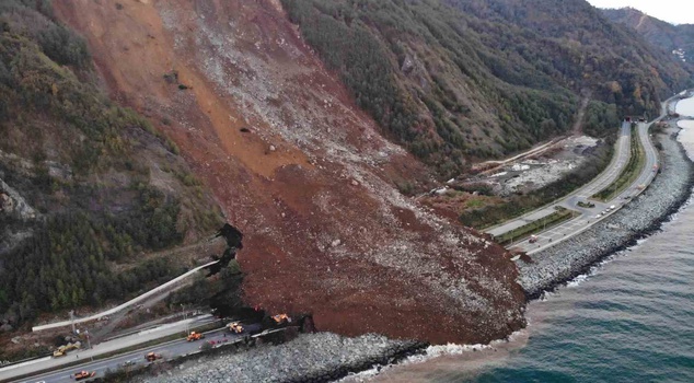 500-ton rock danger on the Black Sea Coastal Road! Prof. Dr. Ersoy: No man-made measure can prevent it