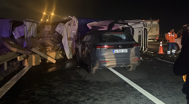 A truck that crossed into the oncoming lane on the TEM Highway in Kocaeli crashed into a car! The driver died, 2 injured.