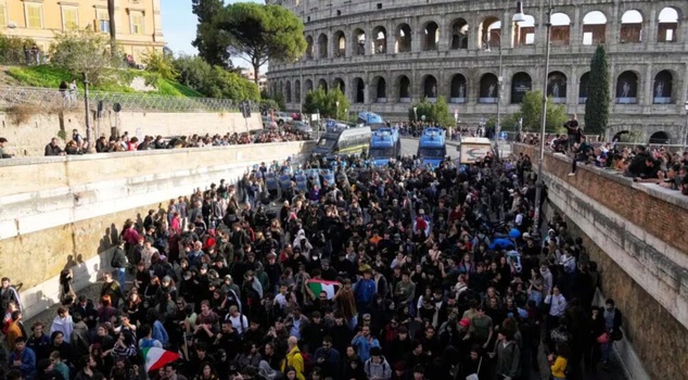 In the protests that spread to Rome, the historic Colosseum was occupied! The extent of the damage is unknown.