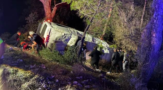 انقلبت حافلة سياحية صغيرة تقل متسلقي جبال في كوملوجا في منحدر! وأصيب 15 شخصًا.