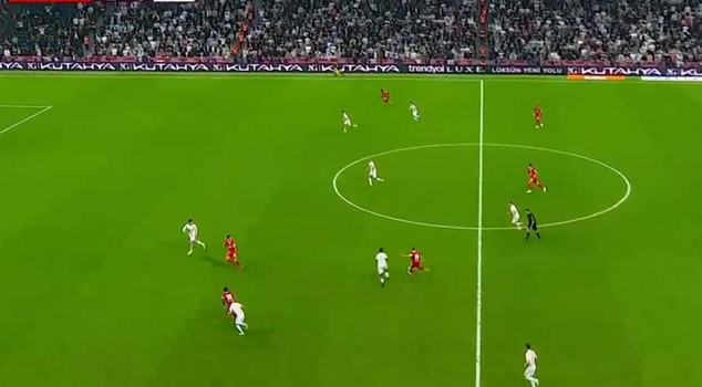 Those who turned on the TV to watch the Beşiktaş-Başakşehir match were astonished.