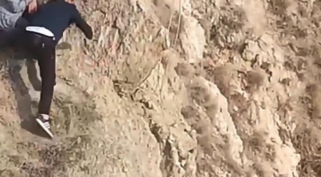 في أرضروم، علق خروف هارب من ذئب على حافة جرف! وأنقذه شبان بواسطة كَمَندة من حبل