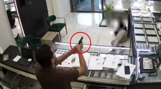 Necklace dispute ends in bloodshed! Pharmacist injured in armed attack on jeweler: Those moments on camera