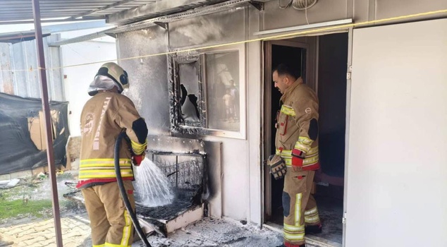 In Hatay, the container home where an earthquake-affected family lived became unusable after catching fire.