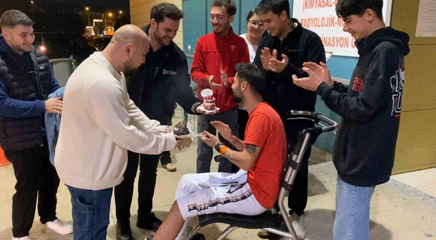 Cake surprise at the emergency department door for a young driver who had an accident on his birthday in İnegöl