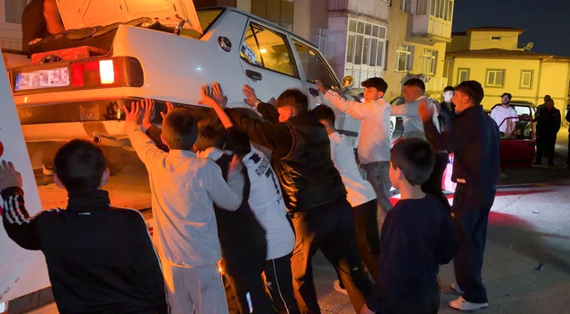 He went to ask for a girl's hand in marriage with a 14-vehicle convoy in Erzurum! They made the car on the tow truck spin its wheels.
