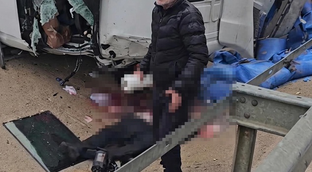A truck overturned in Sivrihisar, Eskişehir; it was learned that the 41-year-old driver's arm was severed.